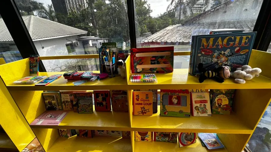Les rayonnages colorés de la bibliothèque L'Eldorado