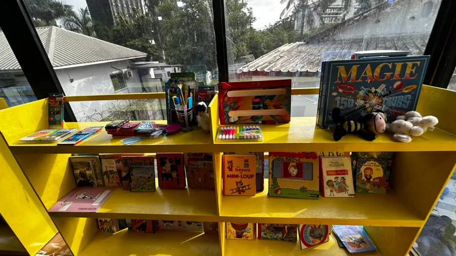 Les rayonnages de la bibliothèque L'Eldorado