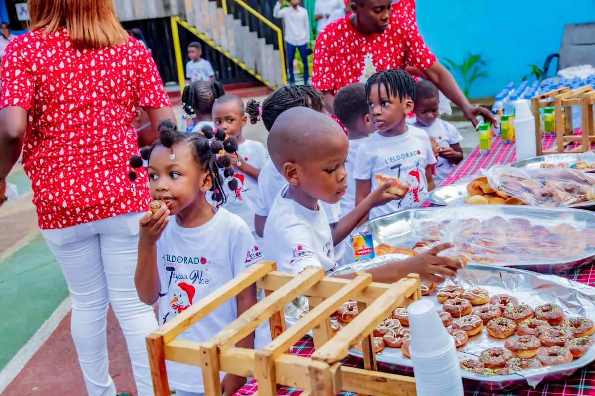 Élèves de L'Eldorado Digital Academy partageant un goûter dans la cour