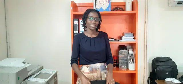 Une collaboratrice de L'Eldorado dans les bureaux de l'école