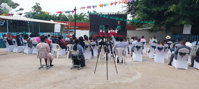 Spectacle de Noël à L'Eldorado, parents et élèves réunis
